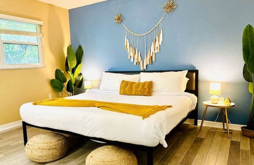 Arlington Park Apartment | King Bed Walk to SMH Hospital