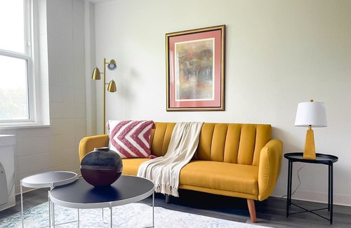 Mount Auburn Apartment | Sleepover: Vivid 1BD/1BA + Gym -Cincinnati