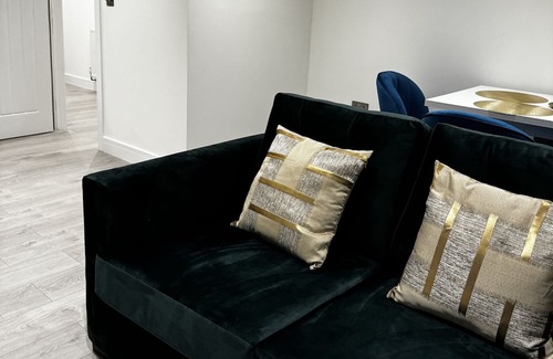 Ashford Apartment | Airport Ease Retreat at Heathrow