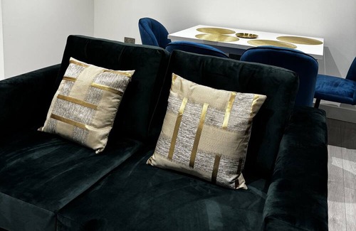 Ashford Apartment | Airport Ease Retreat at Heathrow