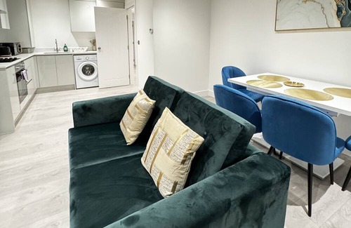Ashford Apartment | Airport Ease Retreat at Heathrow