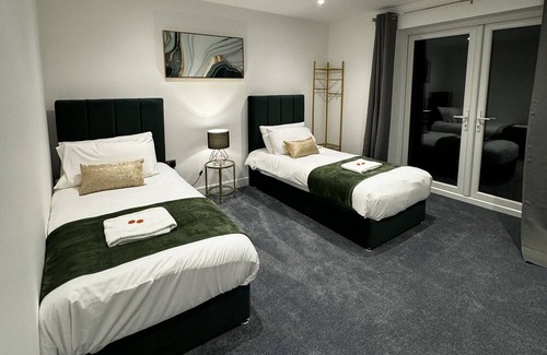 Ashford Apartment | Heathrow Convenience Haven
