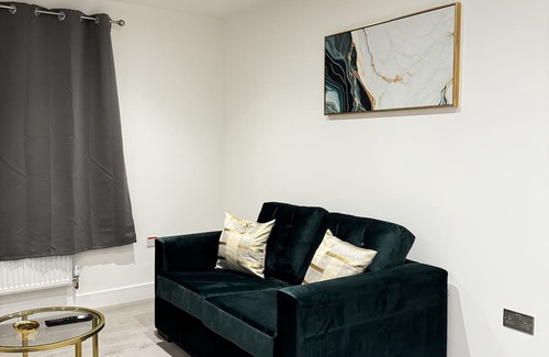 Ashford Apartment | Heathrow Convenience Haven