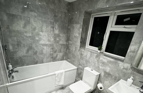 Ashford Apartment | Heathrow Convenience Haven