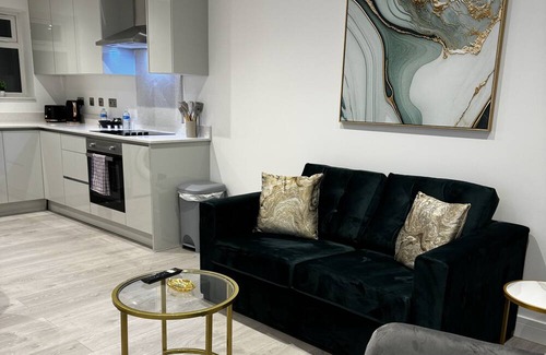Ashford Apartment | Cozy Stay Near Heathrow Airport