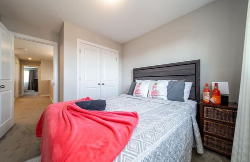 West Edmonton House | 3BDRM Home, 5min to WEM/4min to River Cree Casino