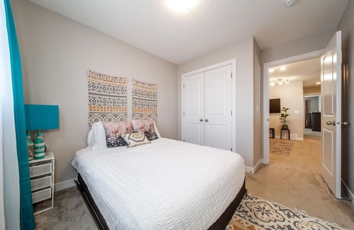 West Edmonton House | 3BDRM Home, 5min to WEM/4min to River Cree Casino