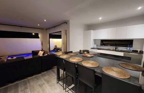 Noord House | Los Cosos Mansion - Sleep 6+