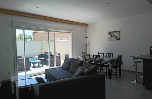 Port District House | Spacious house with swimming pool close to the beach