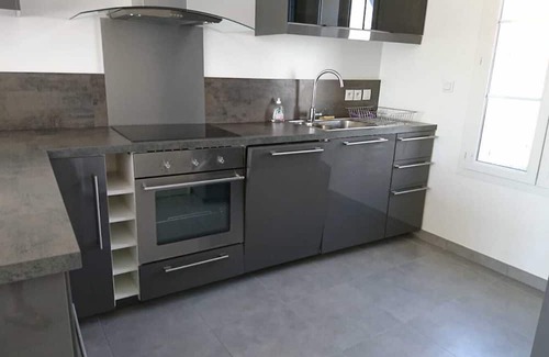 Port District House | Spacious house with swimming pool close to the beach