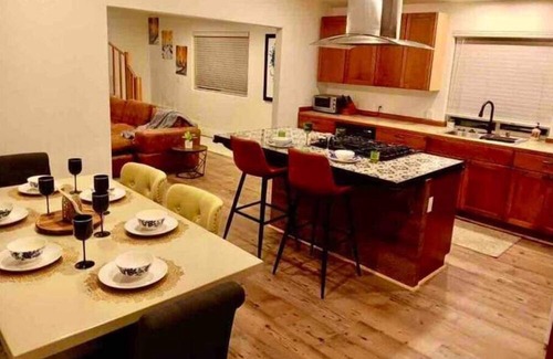 The Village Cabin | Cheerful 4 bedroom cabin with hot tub & lounge