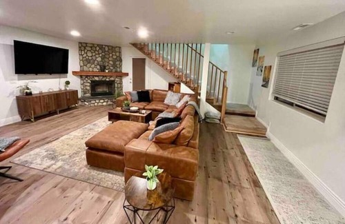 The Village Cabin | Cheerful 4 bedroom cabin with hot tub & lounge