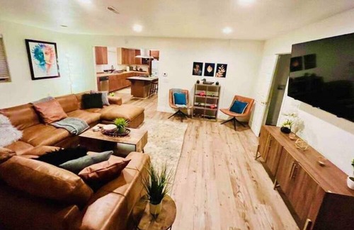 The Village Cabin | Cheerful 4 bedroom cabin with hot tub & lounge