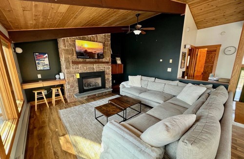 Plymouth House | Mountain Home: Hot Tub & 9 Mins to Skyeship Gondola & 20 Mins to Okemo!