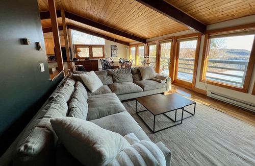 Plymouth House | Mountain Home: Hot Tub & 9 Mins to Skyeship Gondola & 20 Mins to Okemo!