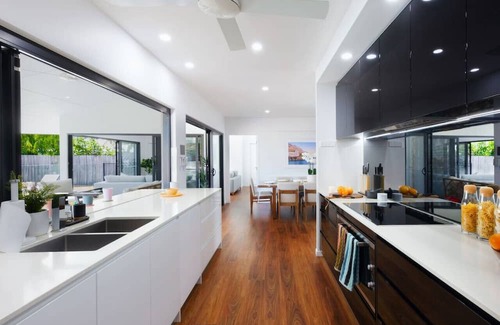 Trinity Park House | Luxury Sunny Oasis: Pool, SUV Hire, Near Marina
