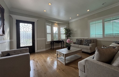 Burbank House | Charming 4-bedroom Entire House with swimming pool WiFi in welcoming Burbank