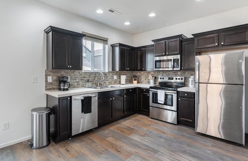 North Image House | Modern 3b/2b Retreat near Portland. Must-See!