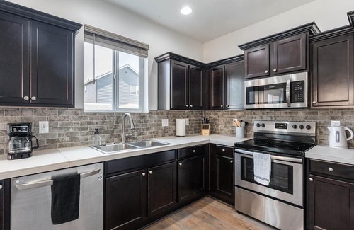North Image House | Modern 3b/2b Retreat near Portland. Must-See!