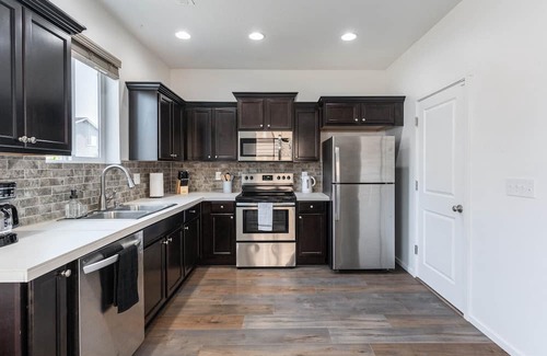 North Image House | Modern 3b/2b Retreat near Portland. Must-See!