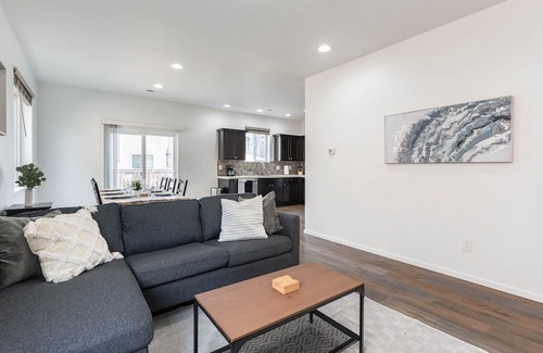 North Image House | Modern 3b/2b Retreat near Portland. Must-See!