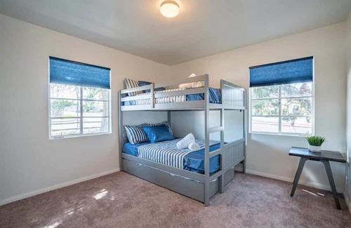 Castle Park House | 3 Bedroom Modern LuxeRetreat w/ BBQ & Billiards