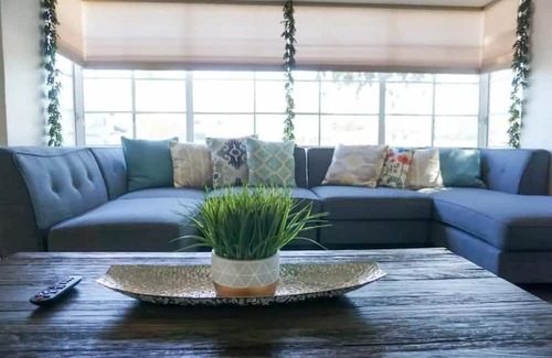 Castle Park House | 3 Bedroom Modern LuxeRetreat w/ BBQ & Billiards