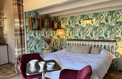 Eygalieres House | Cosy retreat in Eygalieres with artist studio. Walking distance to the village