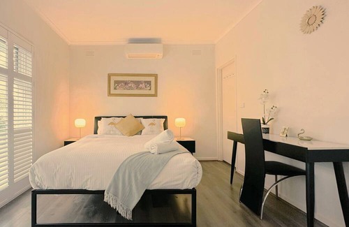 Sandringham Villa | Near Beach House by GoodLive