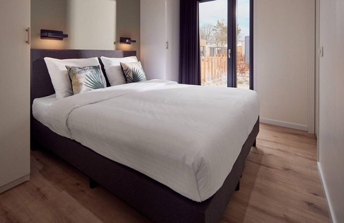 Lattrop House | The Amalia 4 Eco is a luxurious holiday home with a private sauna, a spacious living room, open kitchen, two bedrooms and a spacious patio.