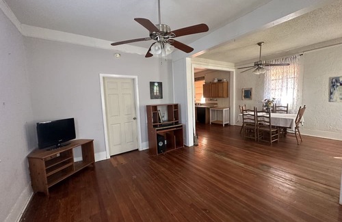 Leonidas Apartment | Art & Crafts cottage in historic Carrollton neighborhood