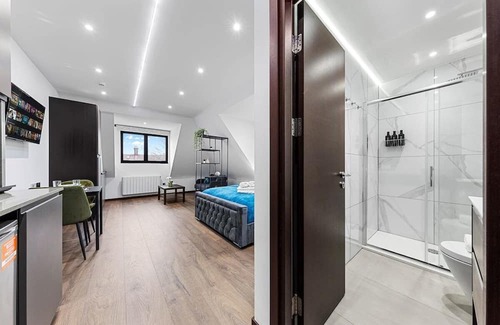 Golders Green Apartment | Luxury Spacious 2 person Suite in North London