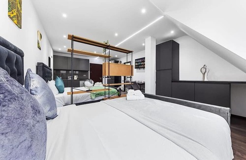 Golders Green Apartment | Modern Spacious Suite Sleeps 4 in Central London