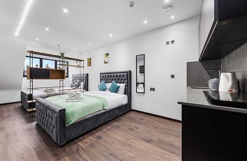 Golders Green Apartment | Modern Spacious Suite Sleeps 4 in Central London
