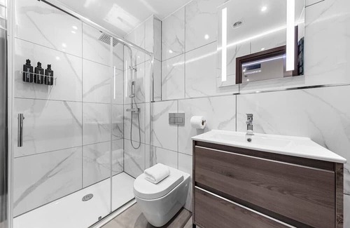 Golders Green Apartment | Modern Spacious Suite Sleeps 4 in Central London