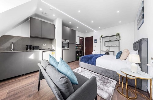 Golders Green Apartment | Stylish King Size Bed Studio near Central London