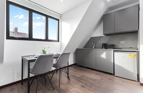 Golders Green Apartment | Stylish King Size Bed Studio near Central London