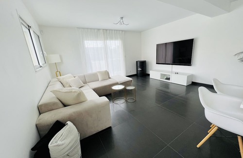 Fontaine-Etoupefour Villa | Villa Bella