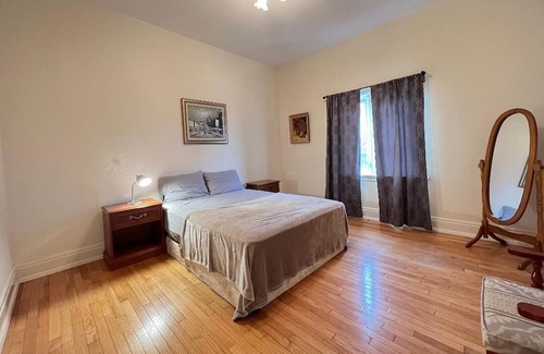 Grimsby House | Waterfront House For Rent at Grimsby Lakeside