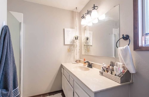 Lebanon House | Cute, clean room,shared space and a huge yard,1mi to hospital and m.college