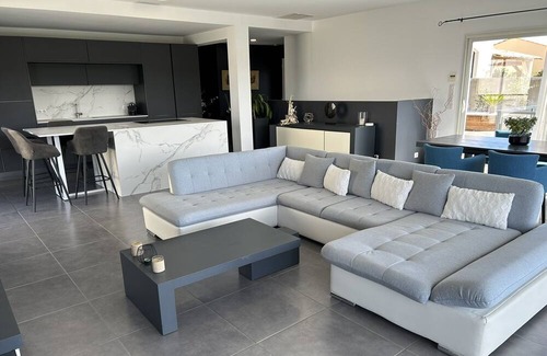 Juvignac Villa | Villa Contemporaine Avec vue sur la Garrigue, Piscine Chauffée et Jacuzzi