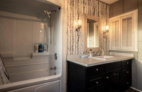 Niagara Falls Cottage | Waterfront Home surrounded by Nature & History; 7 mins away from waterfalls!