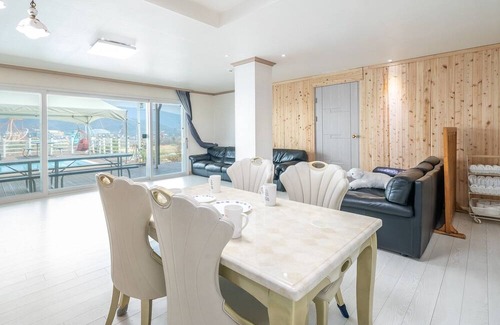 Gyeongju House | Gyeongju Star spa Pension
