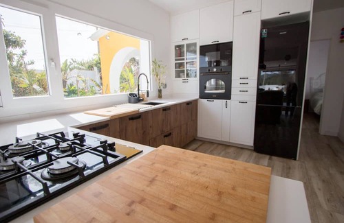 El Castell de Montornes Villa | Tropical Oasis Costa Dorada with private pool