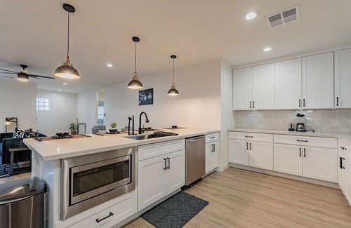 Coronado House | Phoenix Haven: Chic City Living in Tranquility