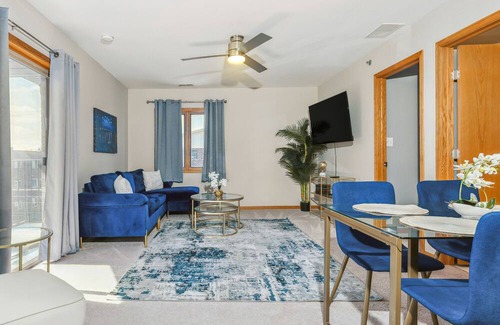 Chicago Ridge Condo | Navy Blues 2BR/2bath quintessential , private condo.