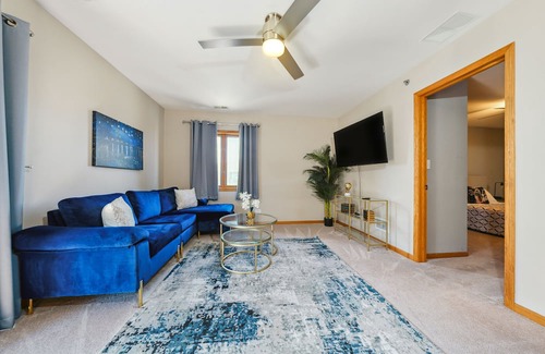 Chicago Ridge Condo | Navy Blues 2BR/2bath quintessential , private condo.