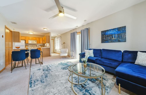 Chicago Ridge Condo | Navy Blues 2BR/2bath quintessential , private condo.