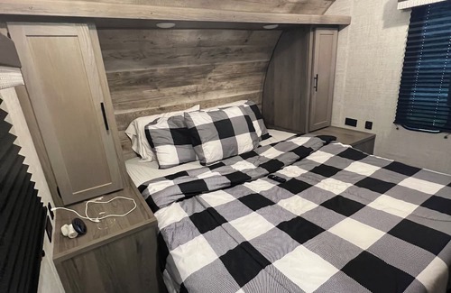 Bridgeview House | 2022 New Luxury Modern Trailer/RV BnB