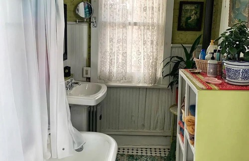 Leavenworth Apartment | A Victorian Experience in an historical building.